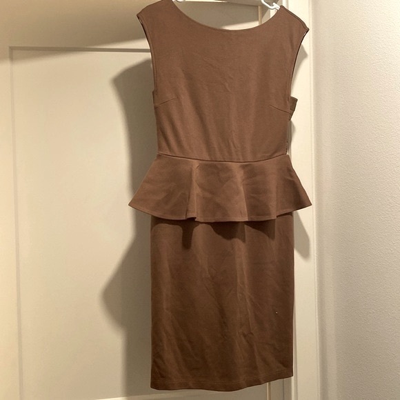 [Alice + Olivia] Employed Brown Sleeveless Peplum Pencil Midi Dress Women’s Sz 6 - Picture 4 of 10